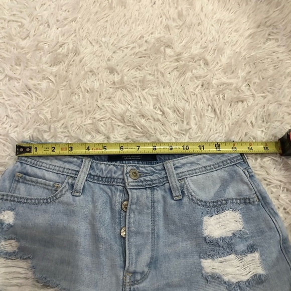 Hollister High Rise Distressed Button Fly Mom Denim Shorts Light Wash Size 3 - Picture 4 of 8